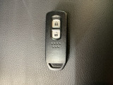 スマートキーを装備しています。鍵を差し込むことなくドアロックの開け閉めと、スタートボタン操作でのエンジンスタートができます。