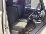 フロントシートはベンチシートです。ベンチシ―トは運転席と助手席の移動もスムーズ!狭い駐車場での乗り降りに便利です。シートの間にコンソールボックスやドリンクホルダーがないため、車内空間も広く感じます