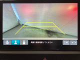 バックでの車庫入れも安心です! リアカメラが付いているバックモニター付のナビディスプレーを装備しております。操作線もついており距離感も画面から確認できます。