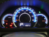 各操作スイッチは使いやすい位置に配置され、とっても見やすいメーターです。夜間時はラグジュアリーな気分にさせてくれる照明が魅力ですので、夜のドライブも楽しみになりますよ♪