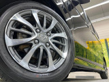 【純正アルミホイール】外観にマッチした純正アルミホイールを装着しております。各種社外アルミホイールや、スタッドレスタイヤも取扱いしております。是非ご相談ください♪