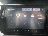 【全方位モニター】リバースに入れた際、車両全体を見渡している映像に切り替わります。また、見通しが悪い場所で便利な前方ワイド映像やすれ違いに便利な助手席側ワイド映像など切り替えが出来ますよ♪