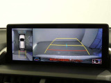 パノラミックビューモニター付きです。車両を上から見たような映像を画面に表示。運転席からの目視だけでは見にくい、車両周辺の状況をリアルタイムでしっかり確認できます。
