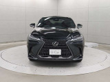エクステリアは、一目でLEXUSとわかるスピンドルグリルを起点に、人が乗るキャビンの前後を大胆に絞り込んだ菱形のボディと力強く張り出したホイールフレアを融合させ、タイヤの存在を強調しています。