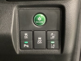 Hondaセンシング用の、VSA(ABS+TCS+横滑り抑制)解除と路外逸脱抑制機能のオンオフスイッチなどはハンドルの右側に装備しています。燃費に役立つECONボタンもここです。