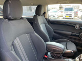 【運転席】安定したハンドリングで安心してドライブを楽しめます。