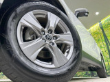 【純正17インチアルミホイール】外観にマッチした純正アルミホイールを装着しております。各種社外アルミホイールや、スタッドレスタイヤも取扱いしております。是非ご相談ください♪