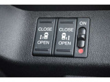 【両側パワースライドドア】運転席のスイッチで簡単に後席両側のスライドドアの開閉ができます。力が必要ないため小さなお子様でも安全にドアの開閉をすることができます!