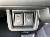 シートヒーター装備。備わっているスイッチを押すと、前席のシートがあたたかくなります。エアコンより温まるのがはやく、電力消費も抑えられるため、冬場に嬉しい装備です。