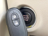 【キーレススタートシステム】カバンやポケットに入れたままでもドアの施錠・解錠が可能なスマートキーを装備。エンジンのオン・オフ時もカギを取り出す必要が無いからとっても便利です♪