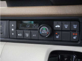 ◆オートエアコン装備◆ お好みの温度を設定をするだけで、後は、自動で風量を調節してくれます!快適にドライブが楽しめます。