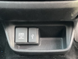 USBやシガーソケットも対応しておりますので、外部機器での接続、充電なども可能でございます。
