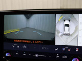 上から車両を見下ろしたような映像をナビゲーション画面に表示する「パノラミックビューモニター(床下透過表示機能付き)も搭載しています。