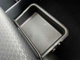 助手席下にある【シートアンダートレイ】☆靴などの収納に便利です(*^▽^*)