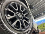 【純正18インチアルミホイール】外観にマッチした純正アルミホイールを装着しております。各種社外アルミホイールや、スタッドレスタイヤも取扱いしております。是非ご相談ください♪