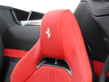 ヘッドレストにはBiancoカラーの刺繍により跳ね馬がデザインされております。