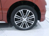 アルミホイールを装備、タイヤサイズは165/55R15です。