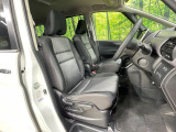 運転席まわりには十分なスペースがあり、大柄な方でもゆったり運転していただける環境です。