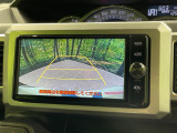【バックカメラ】駐車時に後方がリアルタイム映像で確認できます。大型商業施設や立体駐車場での駐車時や、夜間のバック時に大活躍!運転スキルに関わらず、今や必須となった装備のひとつです!
