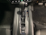CVT車のセレクトレバーです。低速から高速まで、変速ショックのないスムーズな走りと、エンジン効率のよい領域を維持して燃費にも貢献します。サイドブレーキはスイッチ操作の電子制御パーキングブレーキです。