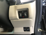 【両側電動スライドドア】リモコンや運転席のスイッチ操作のほか、ドアハンドルを少し引くだけでリアドアが自動開閉します♪