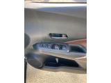 全席パワーウィンドウとなっています。運転席はオートになっているのでワンタッチ開閉することが出来ます。