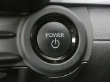 【プッシュスタート】スマートキーを携帯して、ブレーキを踏みながらスタートスイッチを押すだけでエンジンがかけられます。