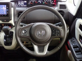 ハンドル左側にはオーディオ操作が出来るオーディオリモートコントロールスイッチ、右側にはHonda SENSINGとオートクルーズコントロールのスイッチを装備!