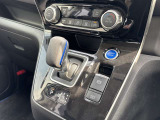 シフトやエアコン操作部は、インパネ中央に設置されています!シフトはコンパクトなサイズで、軽い力で操作しやすいです!