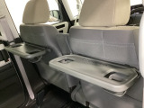 運転席・助手席の背もたれには、2列目シート用にカップホルダー付きの「格納式のシートバックテーブル」を装備しています。休憩時のちょっとした時間などカップを置いたり、小物置きに使えて便利です。