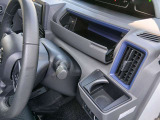 運転席前方に収納スペース USB充電ポート付き