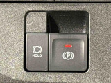 指先だけで簡単に操作が可能な電動パーキングブレーキを採用。「HOLD」スイッチを押すと、渋滞や信号待ちなどでブレーキペダルから足を離しても、ブレーキを保持するので安心です