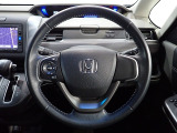 ハンドル左側にはオーディオ操作が出来るオーディオリモートコントロールスイッチ、右側にはHonda SENSINGとオートクルーズコントロールのスイッチを装備!