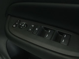 ハンドルの右側に電動格納付きパワーミラーの操作スイッチがついています。左右のサイドミラーの角度調節も微調整ができて便利です。パワーウインドウは運転席でドア4枚とも上下の操作ができるようになっています。