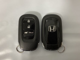 スマートキーを装備しています。鍵を差し込むことなくドアロックの開け閉めと、スタートボタン操作でのエンジンスタートができます。ボタン操作でトランクが開けられる電動テールゲートのボタンもついています。