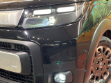 【LEDヘッドライト】悪天候や夜間走行時も良好な視界を確保し安心して運転できる高輝度LEDヘッドライトを装備!点灯速度が早く、消費電力も抑えられています。