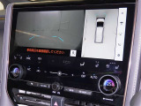 パノラミックビューモニターを装備。駐車場や交差点でクルマを真上から見るように周囲を確認できます。機能の詳細は販売店スタッフまでおたずねください。