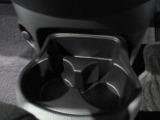 フロント中央に大型のドリンクホルダー付いています。