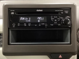 純正CDチューナーにはAUX入力端子がついてますので外部入力から音楽などを楽しめます。その下には1DIN分の小物入れがついています。CDケースなどを入れるのに便利です。