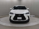 エクステリアは、一目でLEXUSとわかるスピンドルグリルを起点に、人が乗るキャビンの前後を大胆に絞り込んだ菱形のボディと力強く張り出したホイールフレアを融合させ、タイヤの存在を強調しています。