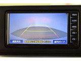 バックガイドモニター(バックモニター)付き。車両後方の映像をナビ画面に表示し、駐車などの後退操作をサポートします。