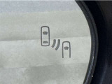 車線変更時の後方確認をアシストしてくれるブラインドスポットモニター!ドアミラーの死角を検知してくれるから車線変更もスムーズです。