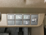 ハンドルの右側にはヘッドライトレベライザーとHondaセンシング用のメインスイッチがついています。ヘッドライトレベライザーは道路状況や積荷の加重に応じてライトの高さを調節できます。