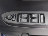 電動ドアミラーとパワーウィンドウのスイッチ。コンパクトにまとまって配置されていて使いやすいですよ。電動ドアミラーはキーフリー連動の格納機能付き。