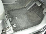 フロアマットも綺麗にクリーニングされています。