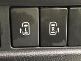 【両側パワースライドドア】スマートキーや運転席のスイッチで後席両側スライドドアの開閉が可能♪電動だから力を入れてドアを開ける必要が無く、小さなお子様でも簡単に開け閉めでき快適です♪