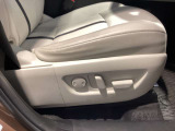 電動のシートが付いています。運転する方2人までシートポジションを登録することができます。