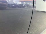 傷等が御座いますので、現車をご覧になって状態を確認をして下さい。修理をご希望の方は有償になりますが、弊社板金工場にて修理可能です!詳細はスタッフにご相談ください!