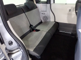 リアシートは足元も広々していて足を組めるほど余裕があります!又背もたれを左右別々に倒せるので長い物でも積めます。