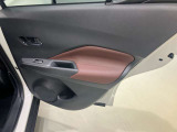 【後席ドア】ボトルホルダーが付いているので、後席でもゆっくり過ごせます♪
